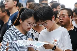 镜报：哈兰德与女友前往迪拜共度新年，并和拳击手约书亚见面